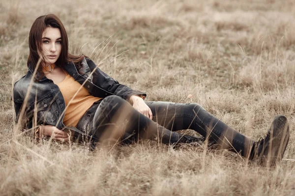 Portret van de levensstijl van de jonge vrouw mode in trendy casual jeans — Stockfoto