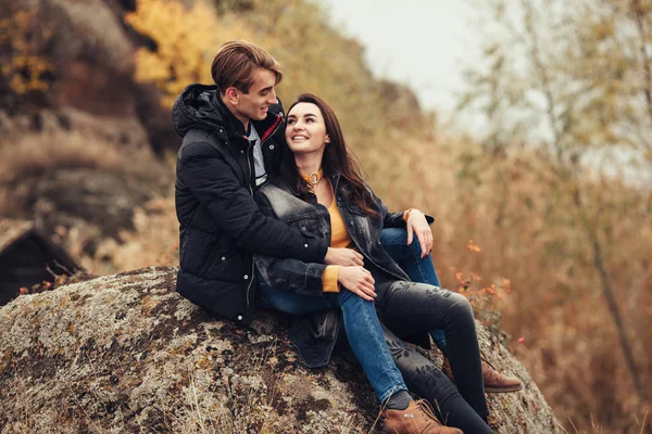 Счастливая молодая пара в модной и модной одежде наслаждается осенью — стоковое фото