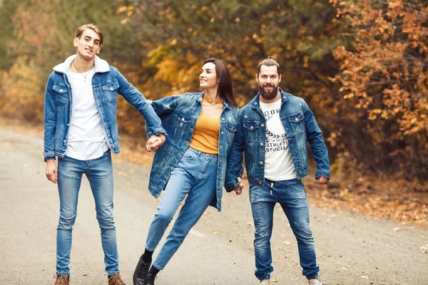 Empresa jovem elegante, vestindo jeans casuais e jaqueta de pé — Fotografia de Stock