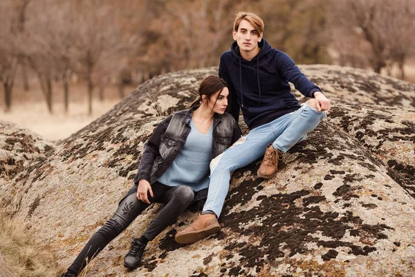 Retrato de moda de los jóvenes en jeans casual de moda y jack — Foto de Stock