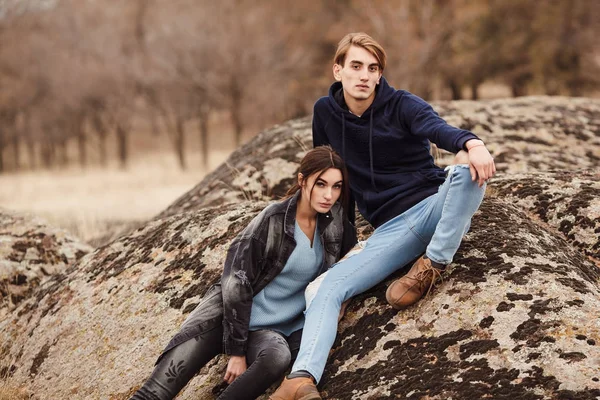 Retrato de moda de jovens na moda jeans casuais e jack — Fotografia de Stock