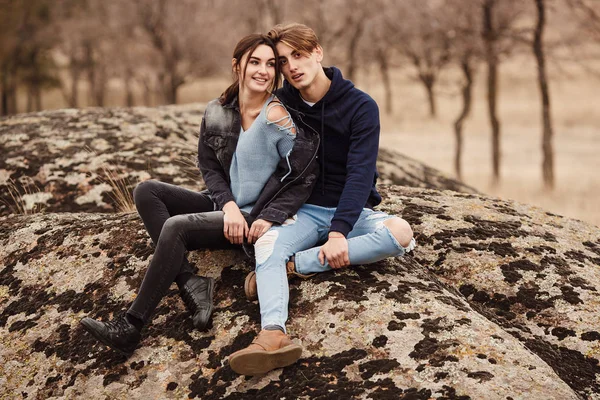 Retrato de moda de jovens na moda jeans casuais e jack — Fotografia de Stock