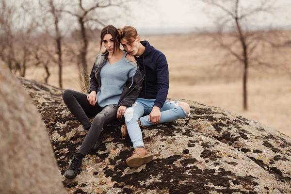 Módní portrét mladých lidí v trendy ležérní džíny a jack — Stock fotografie