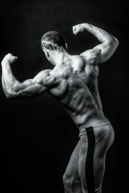 Kaslı adam ya da sporcu kas vücut ve geri bodybui