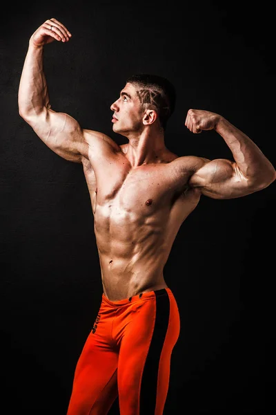 黒の表現で彼の体と abs を示す筋肉運動男 — ストック写真