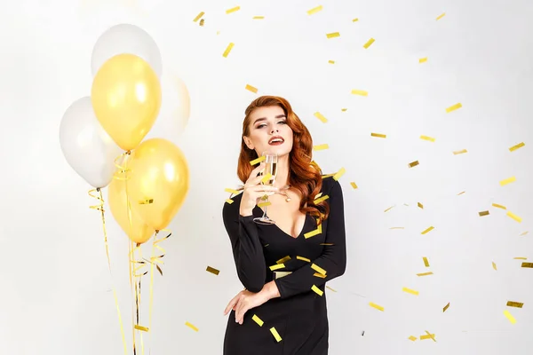 Glamour Röd haired kvinna med champagne och gyllene ballonger i p — Stockfoto
