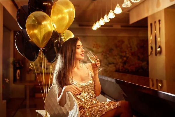 Αίγλη Όμορφη Χαμογελαστή Γυναίκα Σαμπάνια Και Χρυσή Μπαλόνια Φόντο Ένα — Φωτογραφία Αρχείου