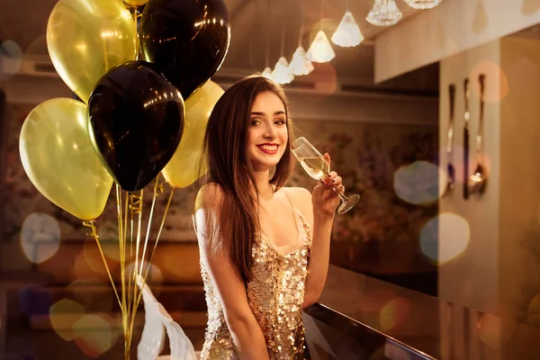 Glamour Vackra Leende Kvinna Med Champagne Och Gyllene Ballons Bakgrunden — Stockfoto