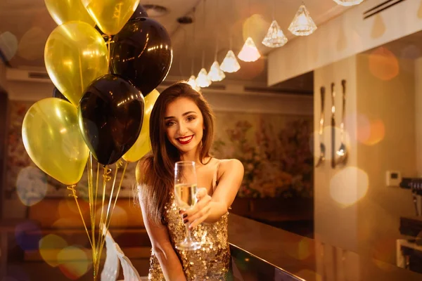Αίγλη Όμορφη Χαμογελαστή Γυναίκα Σαμπάνια Και Χρυσή Μπαλόνια Φόντο Ένα — Φωτογραφία Αρχείου