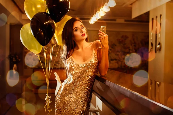 Glamour Schöne Lächelnde Frau Mit Champagner Und Goldenen Luftballons Auf — Stockfoto