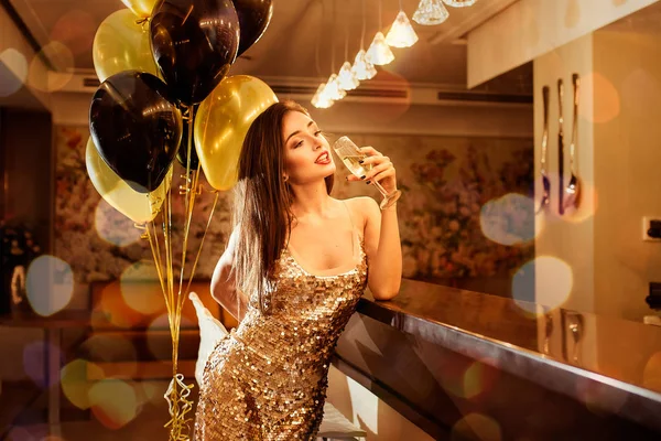 Glamour Schöne Lächelnde Frau Mit Champagner Und Goldenen Luftballons Auf — Stockfoto