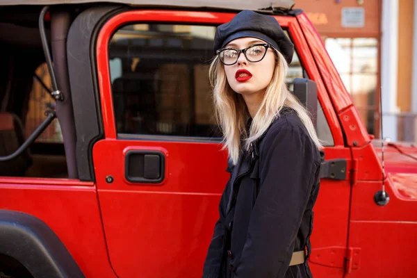 Street fashion concept. Trendy look van stijlvolle jonge blonde vrouw — Stockfoto