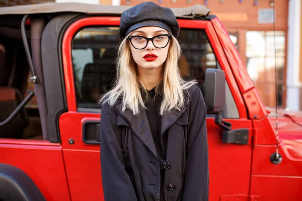Уличная мода. Модный вид стильной молодой блондинки — стоковое фото