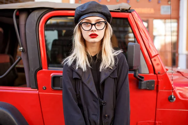 Concepto de moda callejera. Aspecto de moda de la mujer rubia joven con estilo — Foto de Stock