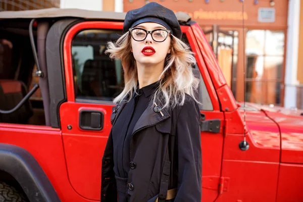 Street fashion-konceptet. Trendig look snygg ung blond kvinna — Stockfoto
