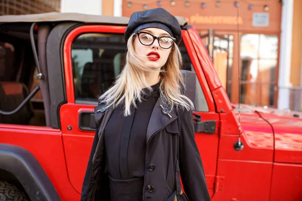 Street-Fashion-Konzept. trendiger Look einer stylischen jungen blonden Frau — Stockfoto