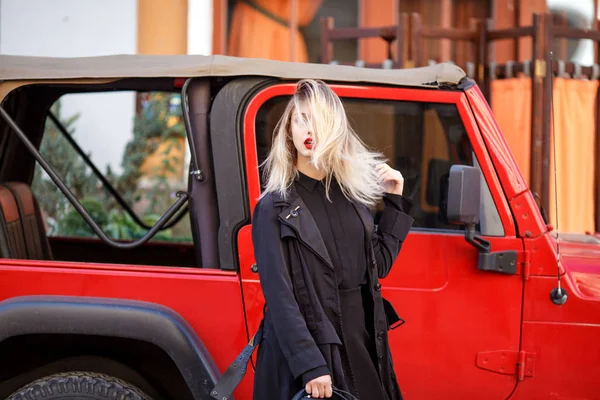 Concepto de moda callejera. Aspecto de moda de la mujer rubia joven con estilo — Foto de Stock