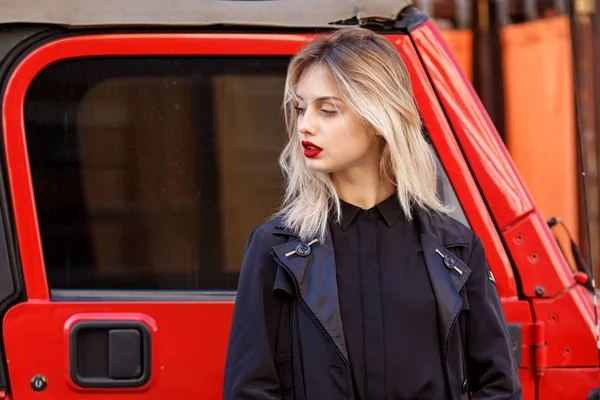 Street fashion-konceptet. Trendig look snygg ung blond kvinna — Stockfoto