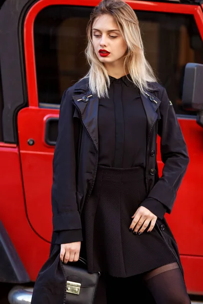 Pouliční móda koncept. Moderní vzhled stylového mladá blondýna — Stock fotografie