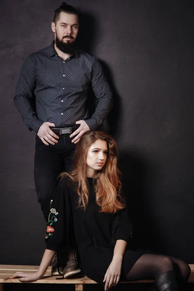 Stylisches Modepaar Mit Schwarzem Hintergrund Trendigen Casual Look Mode Schwarzes — Stockfoto