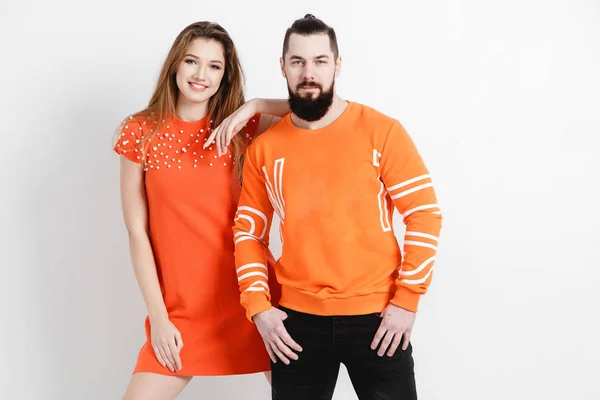 Pareja Moda Feliz Ropa Primavera Moda Vestido Naranja Sudadera Fondo —  Fotos de Stock