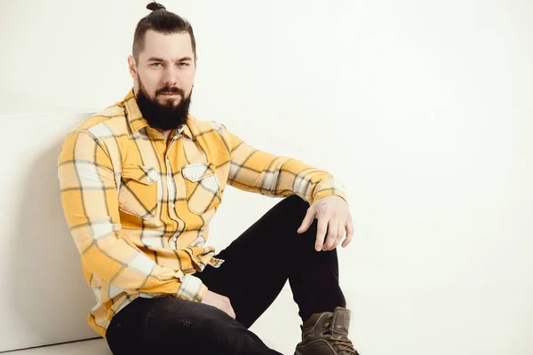 Retrato Moda Homem Barbudo Jovem Camisa Xadrez Amarelo Jeans Preto — Fotografia de Stock