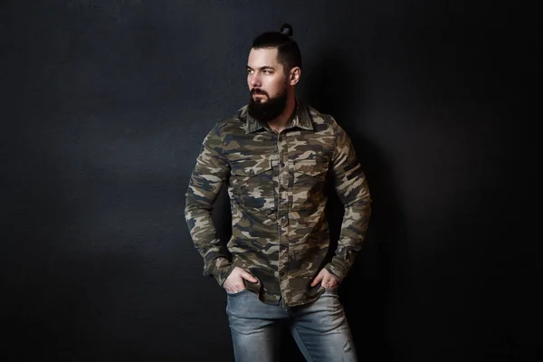 Retrato Moda Homem Barbudo Jovem Camisa Militar Moda Jeans Azuis — Fotografia de Stock