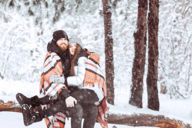 İyi tatiller. Romantik genç çift. Karlı kış günü. 