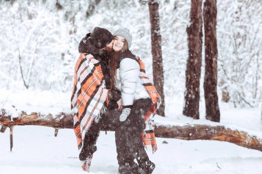 İyi tatiller. Romantik genç çift. Karlı kış günü. 