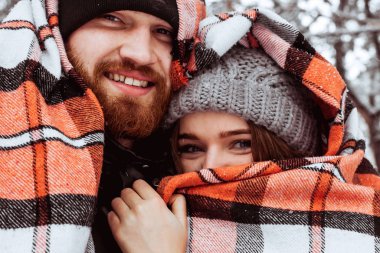 İyi tatiller. Romantik genç çift. Karlı kış günü. 