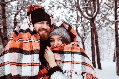 İyi tatiller. Romantik genç çift. Karlı kış günü. 