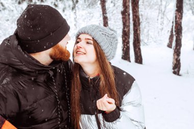 İyi tatiller. Romantik genç çift. Karlı kış günü. 