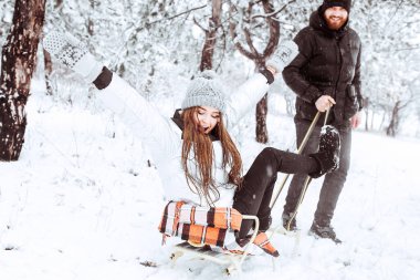İyi tatiller. Romantik genç çift. Karlı kış günü. 