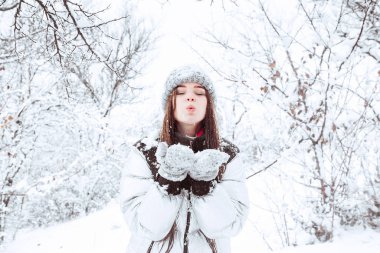 İyi tatiller. Romantik genç çift. Karlı kış günü. 