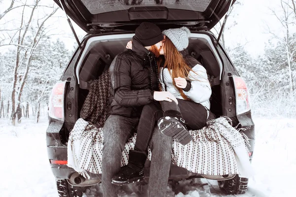 Felices fiestas de invierno. Una pareja joven y romántica. Día de invierno nevado . — Foto de Stock