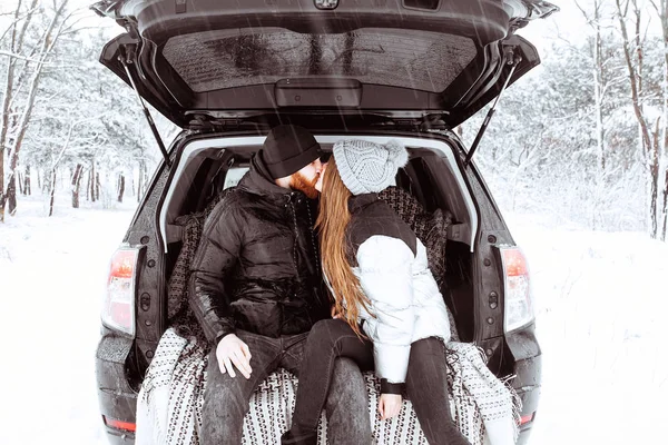 Felices fiestas de invierno. Una pareja joven y romántica. Día de invierno nevado . — Foto de Stock