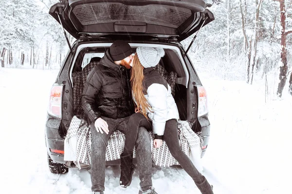 행복 한 겨울 휴일. 낭만적 인 젊은 커플. 눈내리는 겨울날. — 스톡 사진