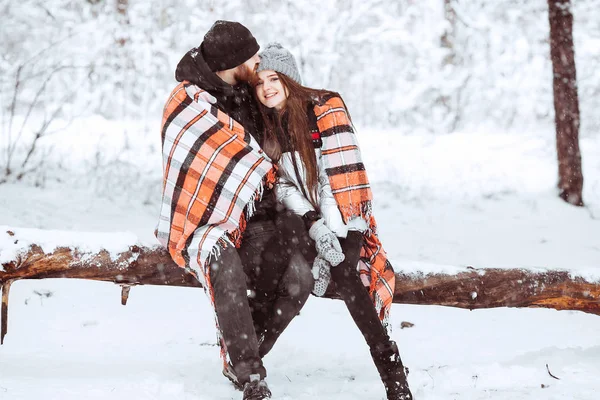 Felices fiestas de invierno. Una pareja joven y romántica. Día de invierno nevado . — Foto de Stock