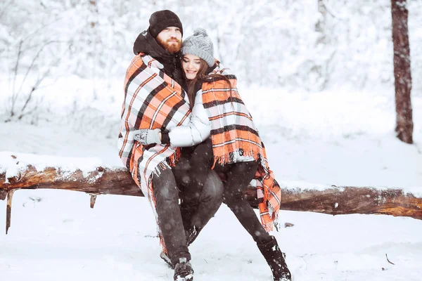 Felices fiestas de invierno. Una pareja joven y romántica. Día de invierno nevado . — Foto de Stock