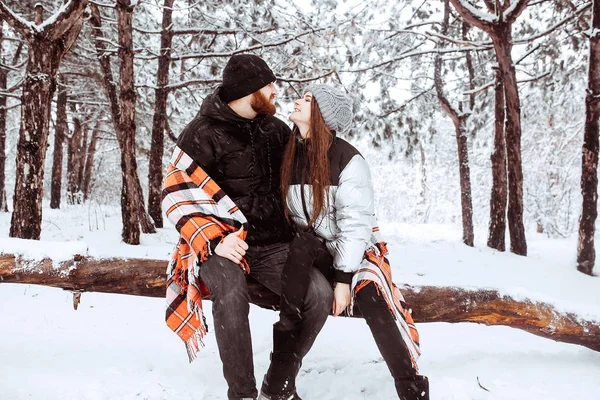 С зимними праздниками. Романтическая молодая пара. Снежный зимний день . — стоковое фото