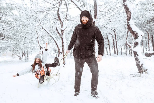 Trevlig vintersemester. Romantiskt ungt par. Snöig vinterdag. — Stockfoto