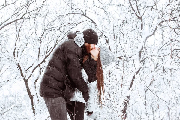 Feliz Pareja Joven Amor Divertirse Bosque Nieve Invierno Vacaciones Invierno — Foto de Stock