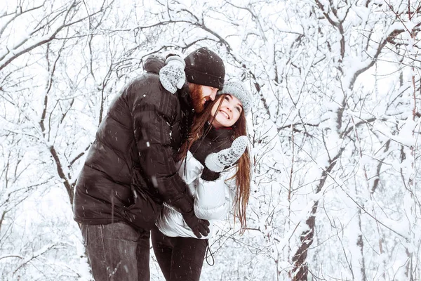 寒假快乐 一对浪漫的年轻夫妇。 寒冷的冬日. — 图库照片