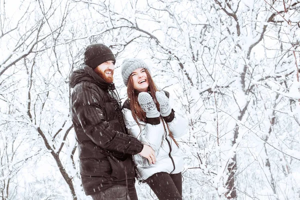 Boas férias de inverno. Jovem casal romântico. Dia de inverno nevado . — Fotografia de Stock