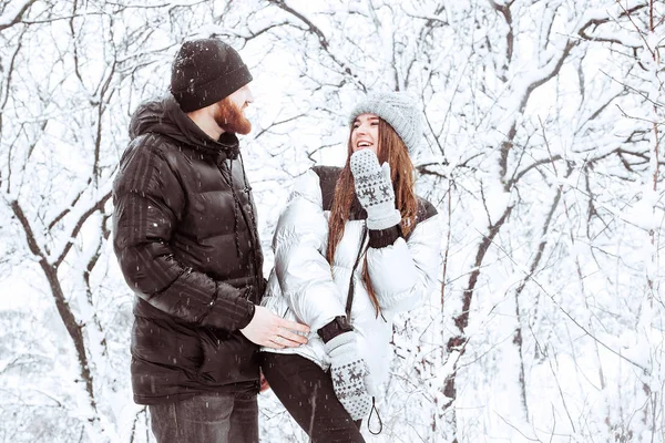 Boas férias de inverno. Jovem casal romântico. Dia de inverno nevado . — Fotografia de Stock
