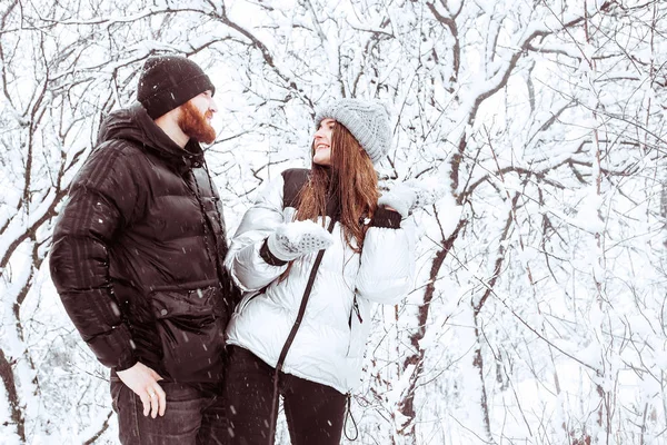 Felices fiestas de invierno. Una pareja joven y romántica. Día de invierno nevado . — Foto de Stock