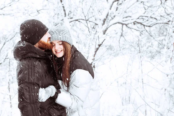 Felices fiestas de invierno. Una pareja joven y romántica. Día de invierno nevado . — Foto de Stock