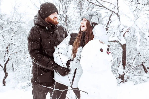Fijne wintervakantie. Romantisch jong stel. Sneeuwwitje winterdag. — Stockfoto