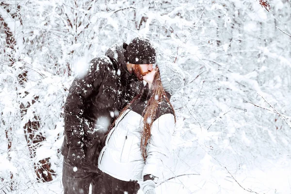 Happy winter holidays. Romantic young couple. Snowy winter day. — Stock Photo, Image