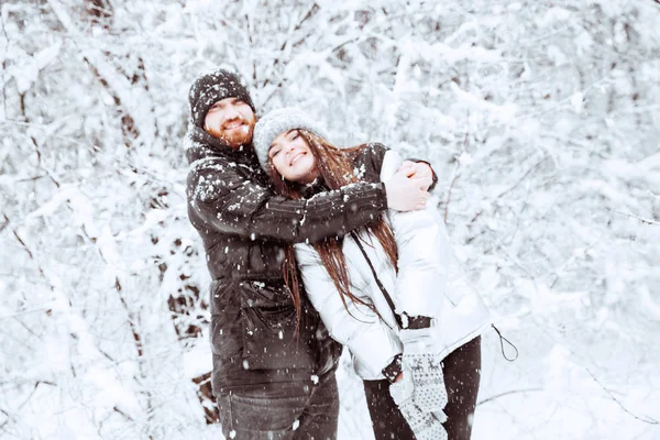 幸せな冬の休日。ロマンチックな若いカップル。冬の雪の日. — ストック写真